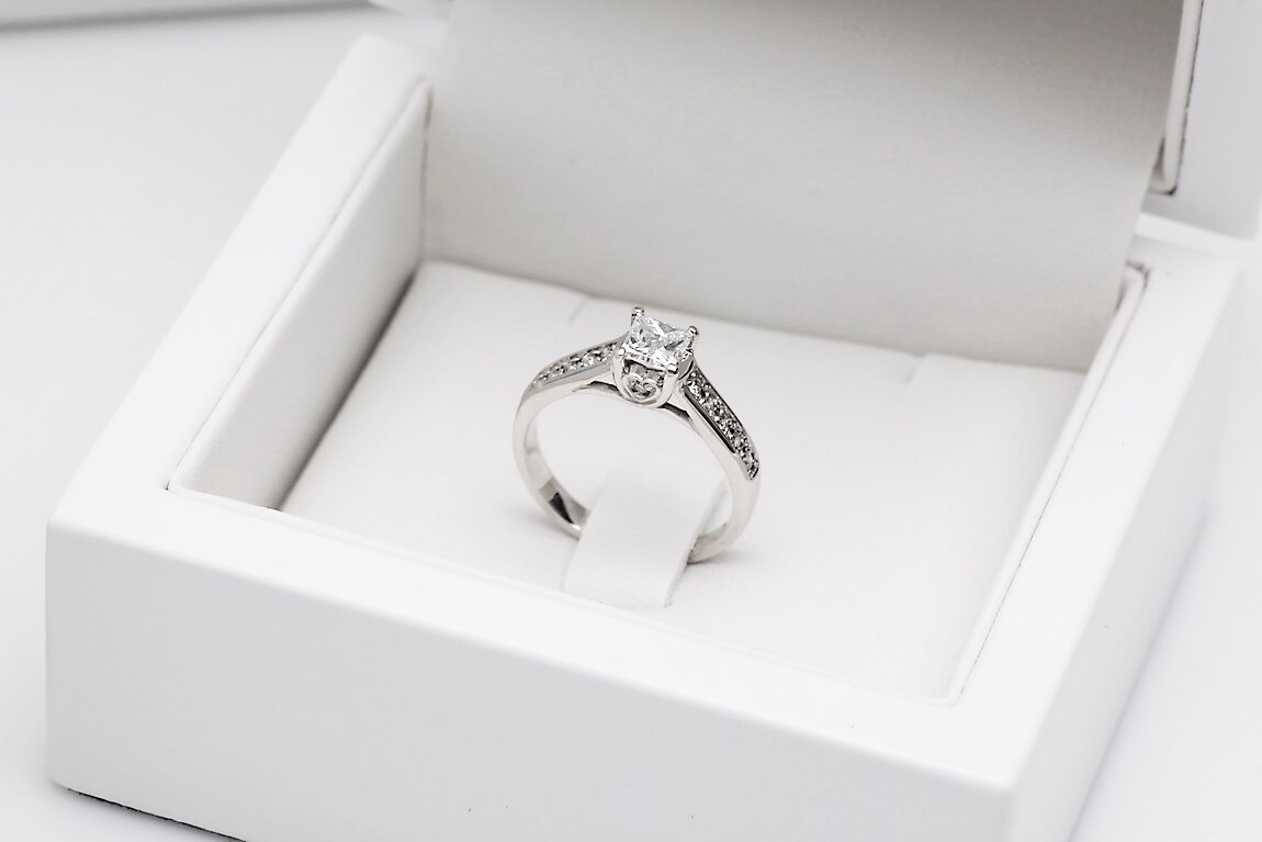 Złoty pierścionek PBD3707 - Diament